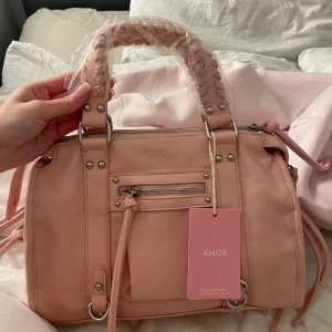 Rosa väska från DESIGN BY AMOR  - INTRESSEKOLL!!!! Fick precis hem min ljusrosa väska från amor som är pre-order ( måste förbeställa och vänta ett bra tag innan man får den). Osäker nu på att jag vill ha den😅 Nypris 700kr💗
