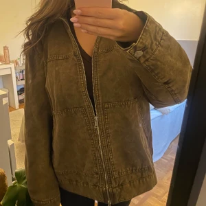 höstjacka! - en superfin oversized höstjacka i khaki färg från Monki, använd en gång!😊