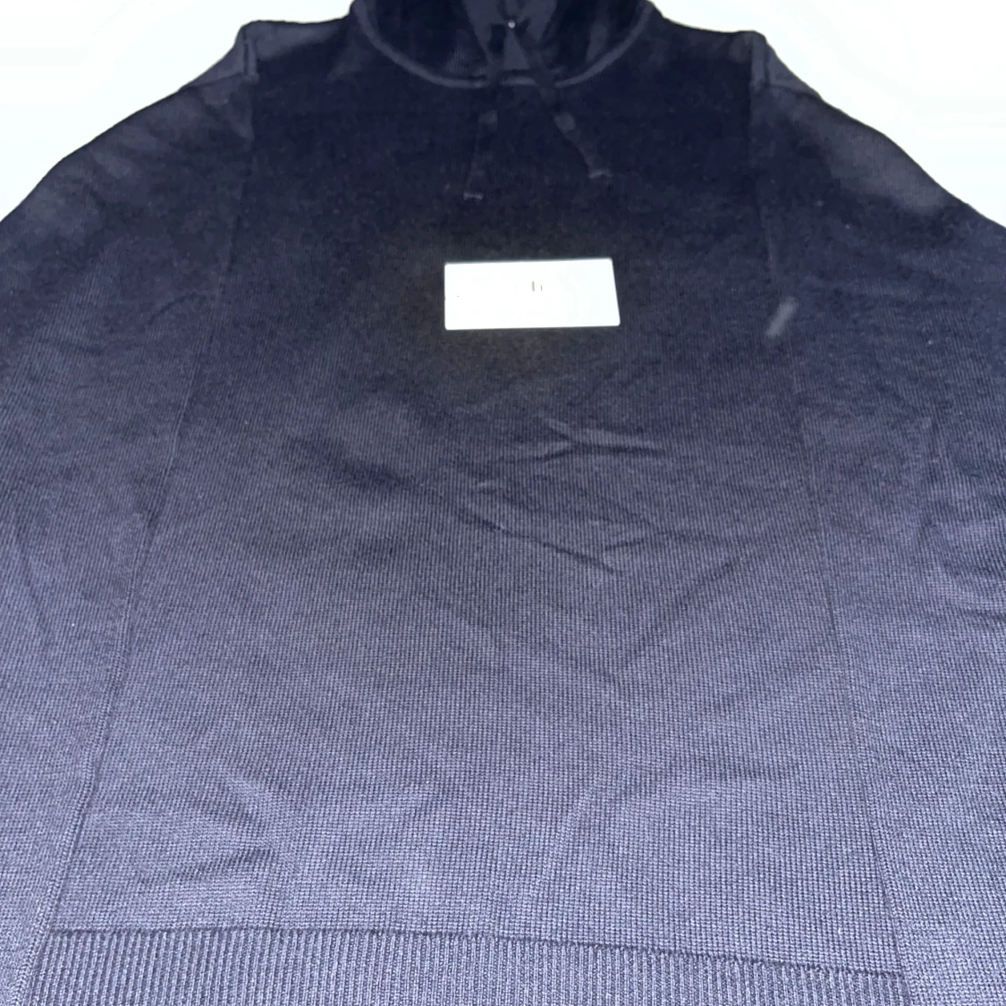 Mörkblå stickad hoodie från RYVLS - 1