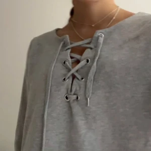 Sweatshirt  - Cool sweatshirt med snörning, köpt second hand så osäker på märke. Går att ändra om snörningen. Storlek S och inga defekter 