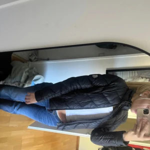 Svart Moncler dunjacka med dragkedja - Moncler jacka som man kan scanna så man kommer till moncler sidan gammal modell  därav de låga priset ❤️den är i storlek 0