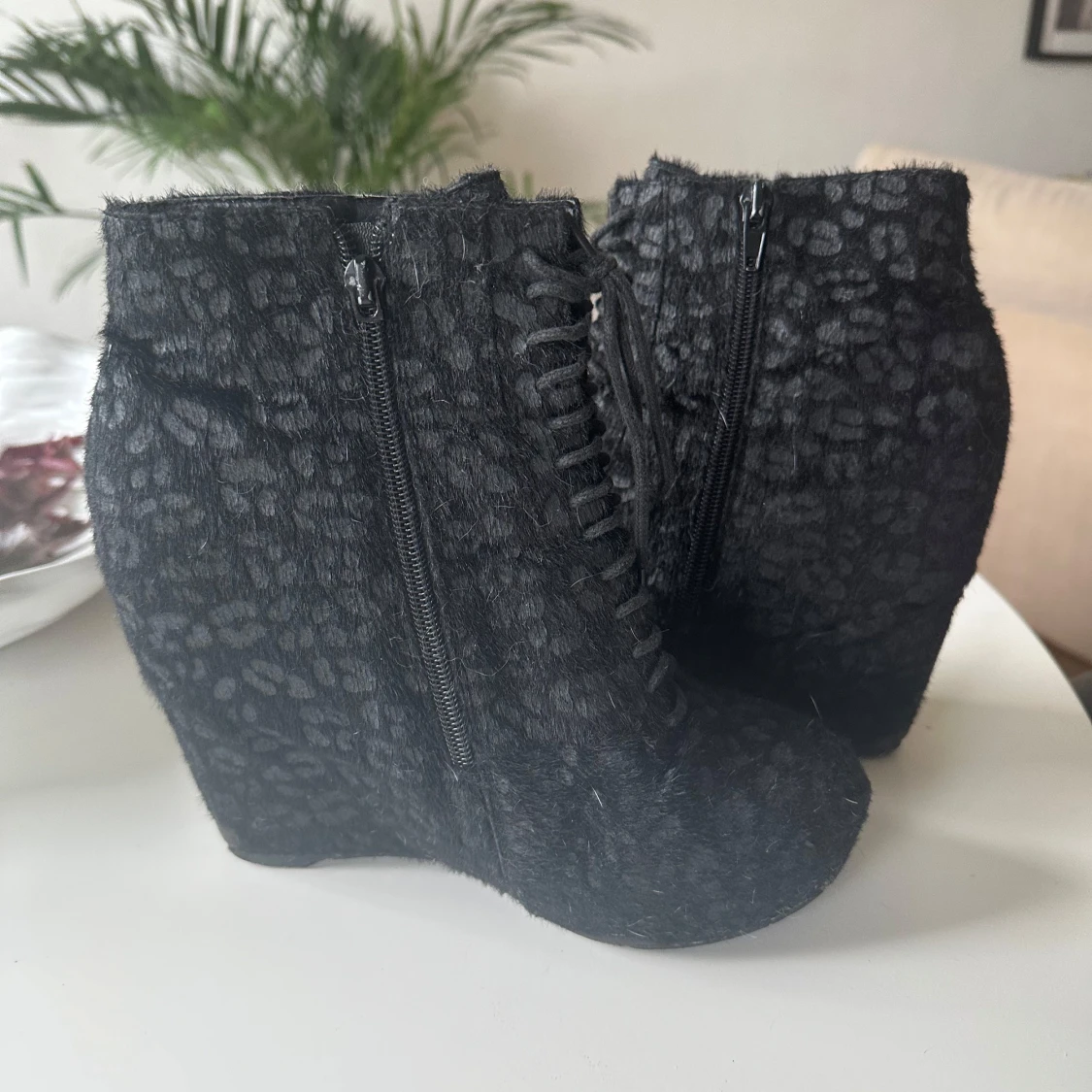 Svarta leopard kilklackar  