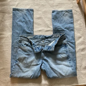 Ljusblå comfort fit jeans Jack & Jones - Ljusblå jeans från Jack & Jones, modell Rick Comfort Fit. Klassisk femficksdesign, raka ben och normal passform. Jeansen har en snygg tvättad look och är tillverkade i bomull för en skön känsla hela dagen.