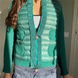 Grön kofta från Moncler med dragkedja - Säljer en suuuuper fin grön moncler cardigan för 4500 men pris kan diskuteras🩷 köpte den begagnad av en tjej för 4700🫰🏼