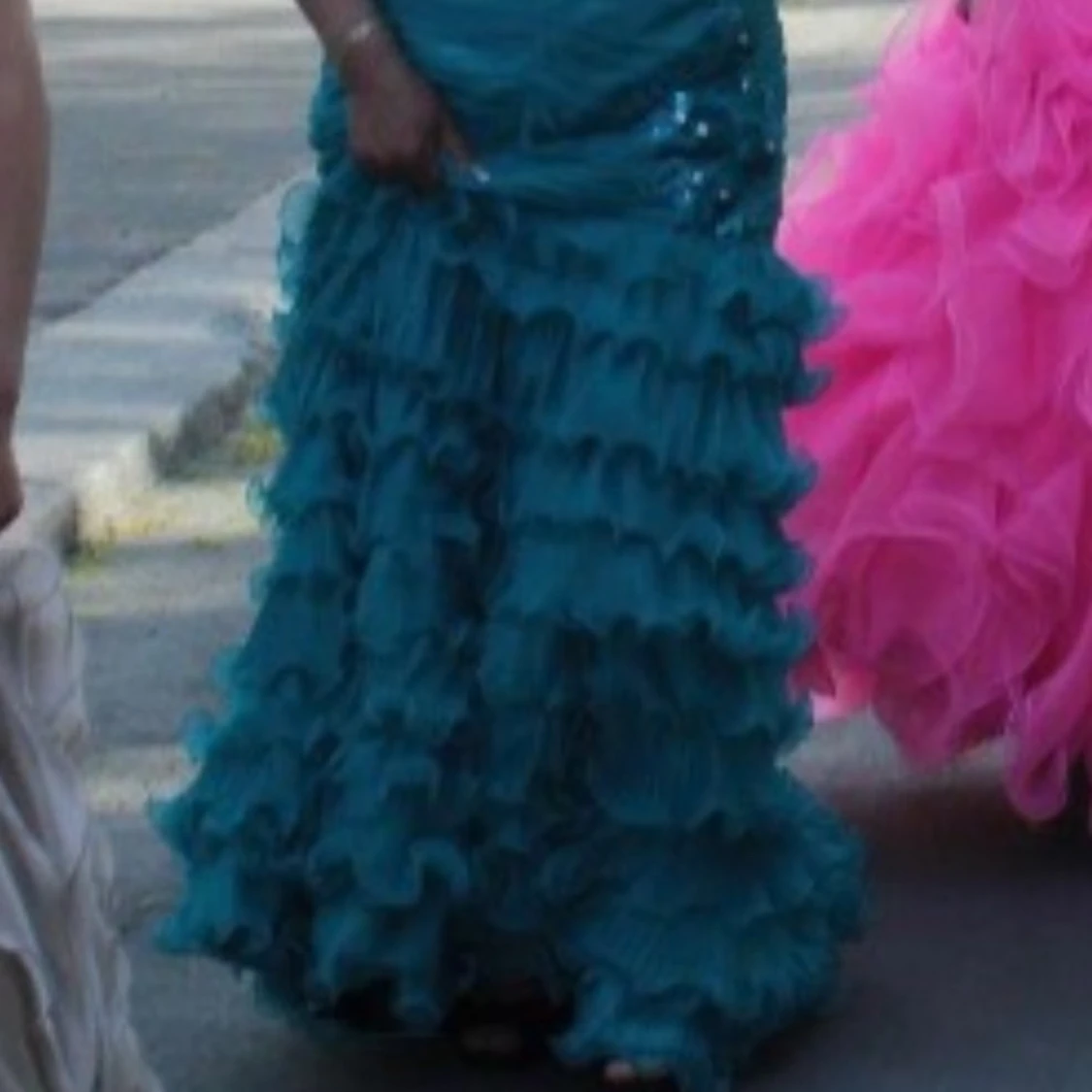 Turkos långklänning med volanger - 1