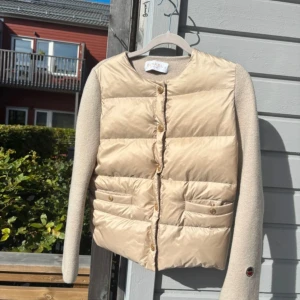 Busnel jacka. - Slutsåld Busnel-jacka i storlek 36(S) i färgen light beige.  Modell: Iva Down Jacket.  Jättefint skick, knappt använd, nypris:4959:-  Pris kan diskuteras men inga skambud då den som sagt är slutsåld överallt.