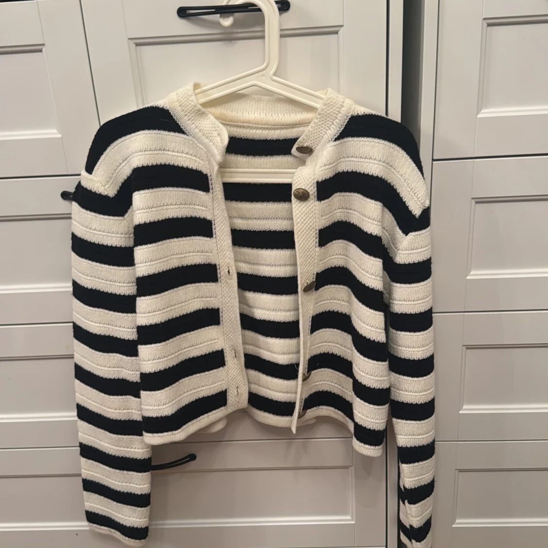 Randig kofta med guldknappar