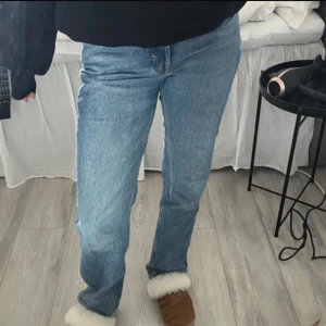 Blå jeans - Fina blå jeans från weekday som passar perfekt till en stilren look- ligger ute på fler sidor!