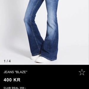 Blå bootcut jeans Blaze - Snygga blå bootcut jeans med utsvängda ben och klassisk tvätt. Jeansen har en cool faded effekt och passar perfekt till sneakers. Modellen heter Blaze och har en modern passform som ger en avslappnad men trendig look. Storlek S short säljer för de e för korta 