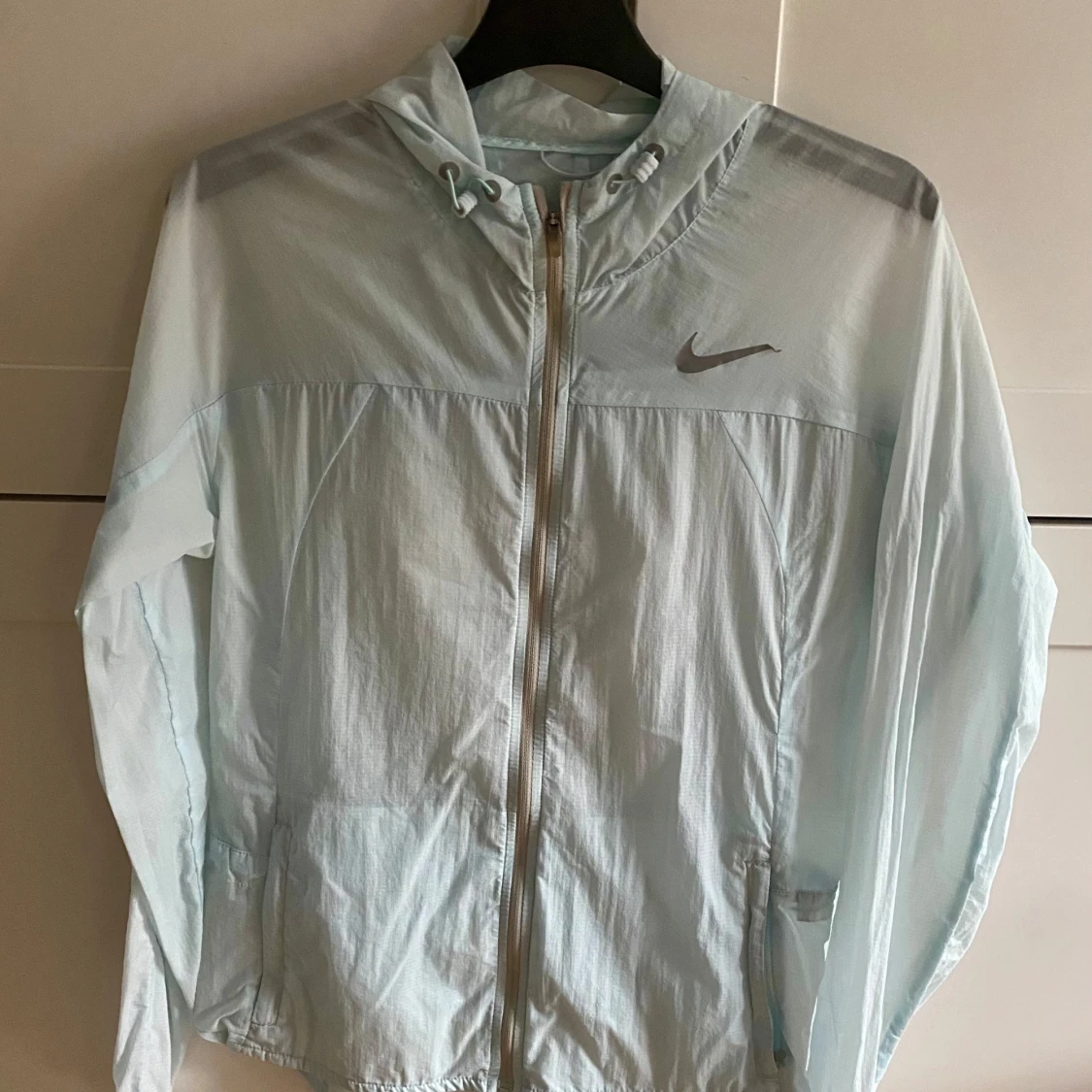 Ljusblå vindjacka från Nike