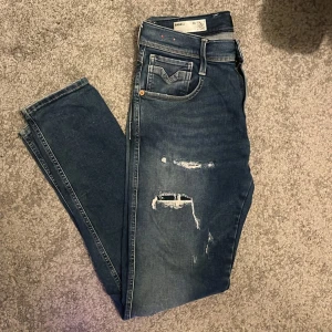 Replay Hyperflex Anbass blå - Säljer ett par snygga blå jeans från Replay Hyperflex  i modellen Anbass med snygga slitningar fram. Perfekt skick 10/10 då dom knappast vart använda. Nypris 1700, mitt pris 799