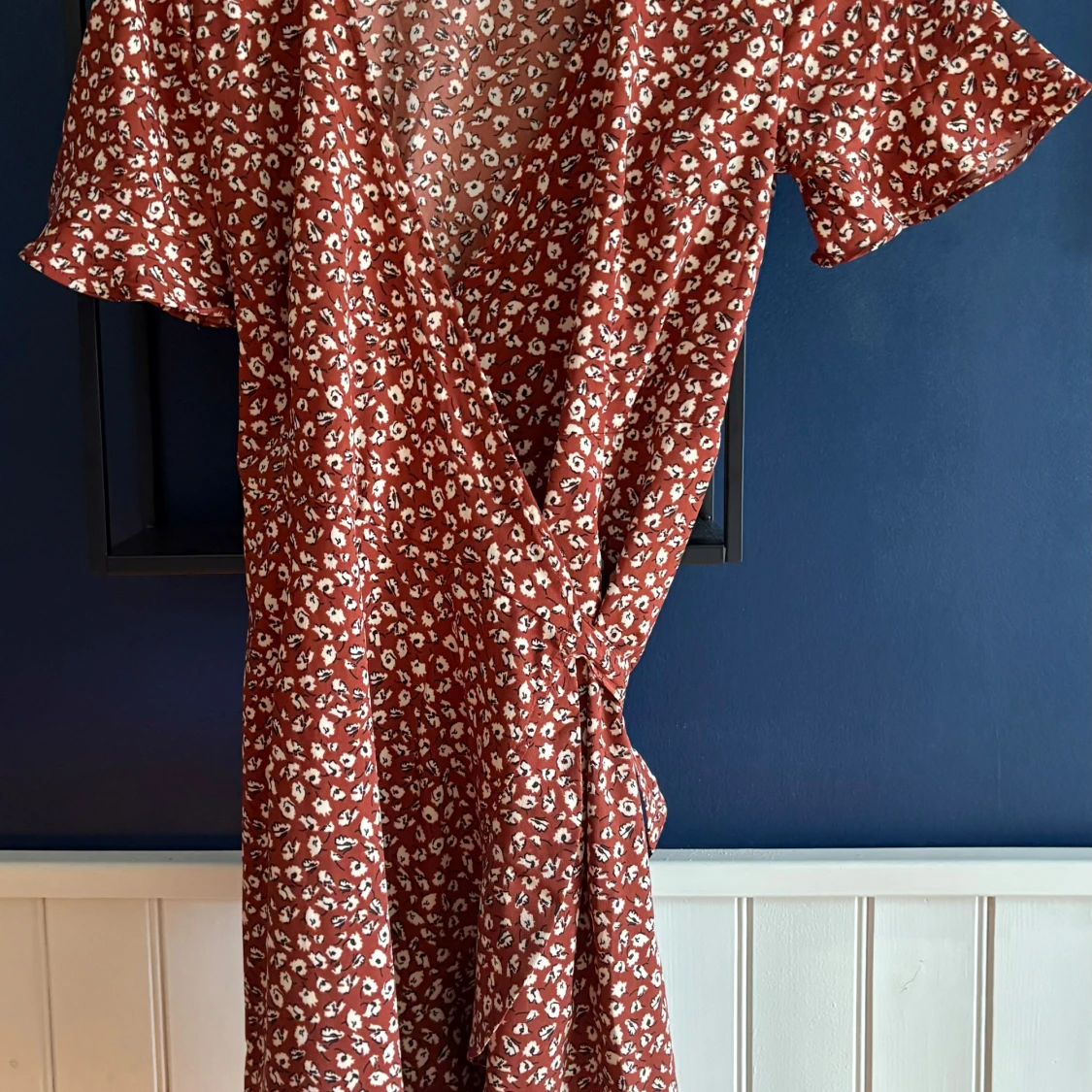 Blommig omlottklänning från ONLY