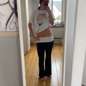 Svart & vita flare yogapants - Skit snygga svart & vita yogapants med bootcut-modell och låg midja. Säljer då de inte kommer till användning. Finns ingen lapp men skulle säga de passar xs-s. Mjukt material och sitter ass bra!!💕
