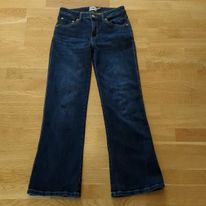 Mörkblå bootcut jeans från lager 157, S - Mörkblå jeans från lager 157 i bootcut-modell med klassiska fem fickor, kontrastsömmar och dragkedja. Köpta förra året, använda väldigt lite. (Pris kan diskuteras)