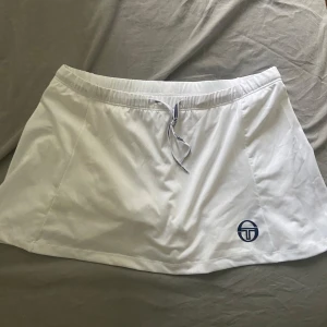 Tennis kjol - Vit tenniskjol från med inne shorts, använda 1 gång. Storlek L men passar S/M/L