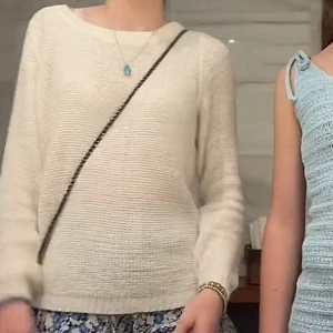 Krämvit stickad tröja från Only - En krämvit stickad tröja från Only med rund halsringning och långa ärmar. Tröjan har en enkel, klassisk design med ribbade muddar vid ärmslut och nederkant. 