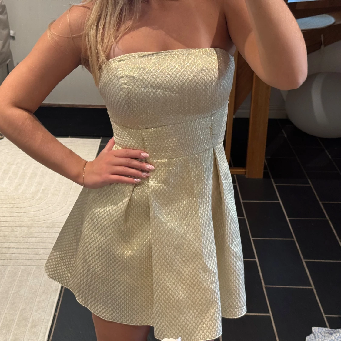 Champagnefärgad axelbandslös klänning - 2