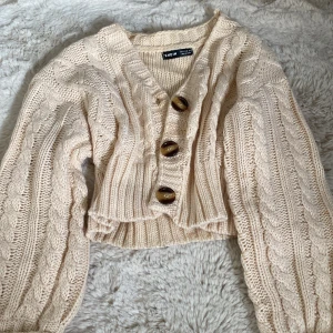 Beige stickad kofta från SHEIN - Stickad kofta/tröja från shein. Storlek S.