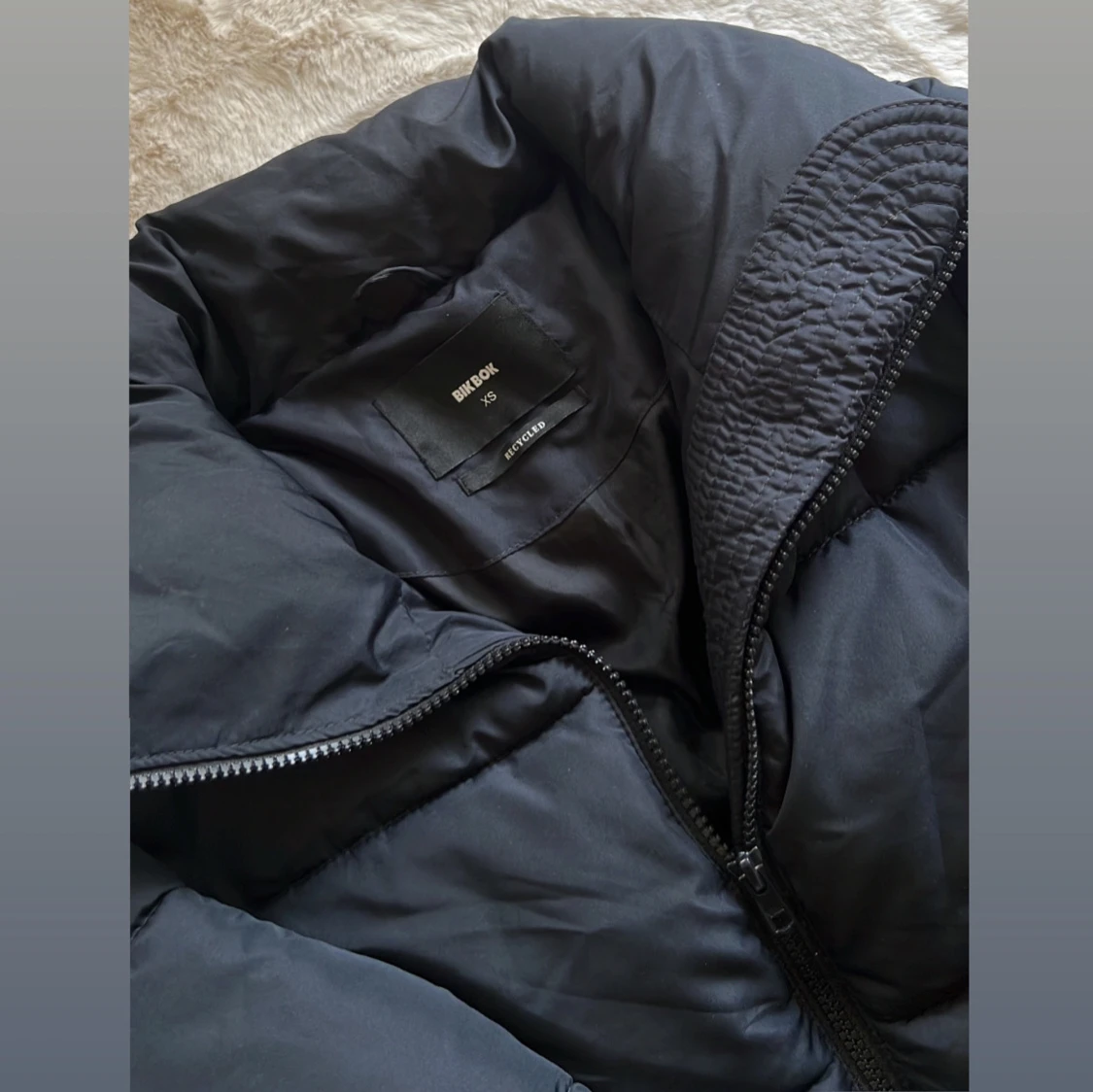 Svart pufferjacka från Bik Bok XS - 1