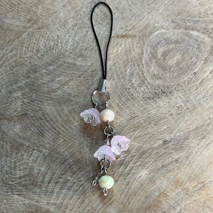 Väsksmycke - Väsksmycke/phone-charm av glaspärlor och rostfritt stål🌸⚪️💍