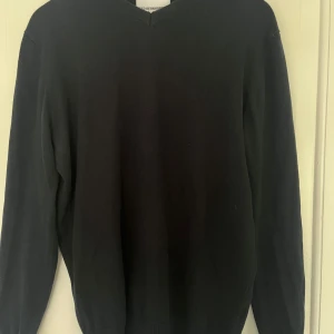 V-ringad Ted Bernhardtz tröja  - En klassisk marinblå tröja från Ted Bernhardtz med v-ringad hals och långa ärmar. Tröjan har en enkel och stilren design som passar perfekt till många olika outfits. Tillverkad i mjukt material för en bekväm känsla hela dagen. Hör av dig vid funderingar 👍