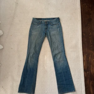 Blå bootcut jeans Kelly #001 - Fråga om storlek, kan skicka mer detaljerat!! Snygga blå bootcut jeans från Fornarina, modell Kelly #001. Låg midja, har några fläckar från användning men går att ta bort i tvätt!!