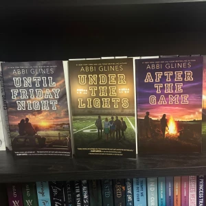 Until Friday Night / Under the Lights / After the Game - Tre böcker av Abbi Glines med ungdomar, sport och vänskap i fokus. Perfekt för dig som gillar berättelser om high school, relationer och livet kring amerikansk fotboll. Omslagen visar solnedgångar, sportfält och lägereldar – en riktig feelgood-serie för unga vuxna.
