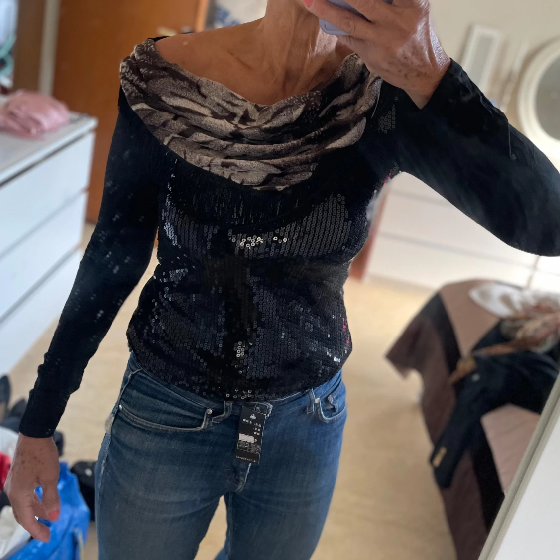 Svart paljettopp med mönstrad krage