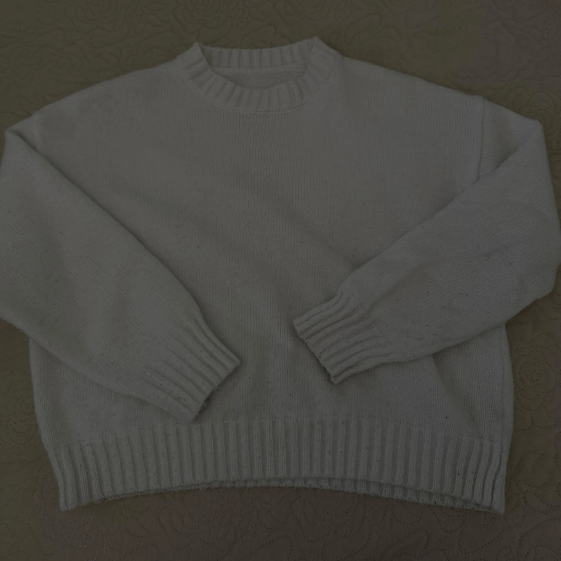 Vit stickad tröja med rund hals