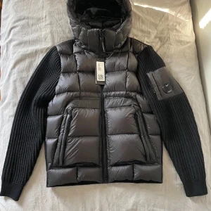 C.P. Company D.D. Shell Jacka – Helt Ny med Taggar - Säljer en äkta C.P. Company-jacka, helt ny och aldrig använd. Jackan har fortfarande prislapp kvar och kvitto finns som bevis på köp. 	•	Modell: D.D. Shell 	•	Skick: Helt ny, oanvänd 	•	Nypris: 7 700 kr 	•	Mitt pris: 5 000 kr