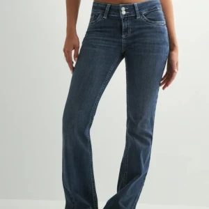 Jeans från Nelly  - Lågmidjade jeans från Nelly. Lite slitna längst ner till men annars i bra skick. Storlek 36, ny pris 699. Pris går o diskutera.