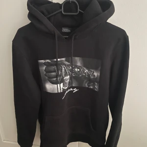 Svart hoodie från mister tee - Svart hoodie från mister tee i storlek S, modellen är ca 180 cm lång. Hör av dig vid funderingar!