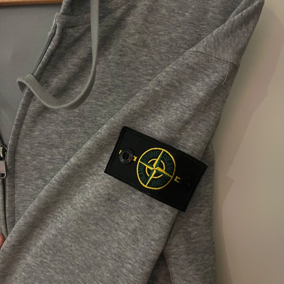 Grå hoodie från Stone Island M - 1