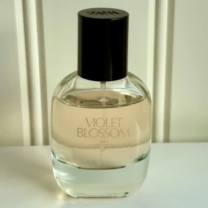Zara Violet Blossom edp 30 ml - Violet Blossom från Zara, 30 ml. Inspirerad av Mugler Alien. Kvarvarande mängd syns på bild. Givetvis förvarad mörkt och svalt.