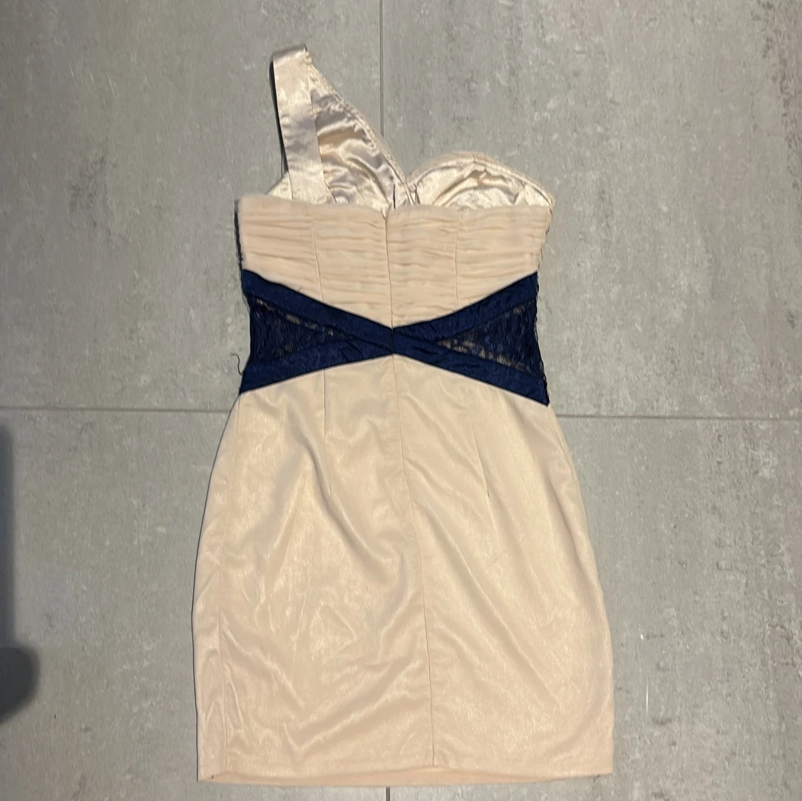 Champagnefärgad one shoulder-klänning - 1