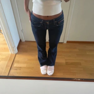 Mörkblå bootcut jeans Tommy Hilfiger - Säljer ett par mörkblå jeans från Hilfiger Denim med låg midja och bootcut passform. 