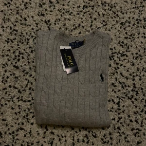 Grå stickad tröja Polo Ralph Lauren - Helt ny, skriv gärna vid frågor eller intresse!