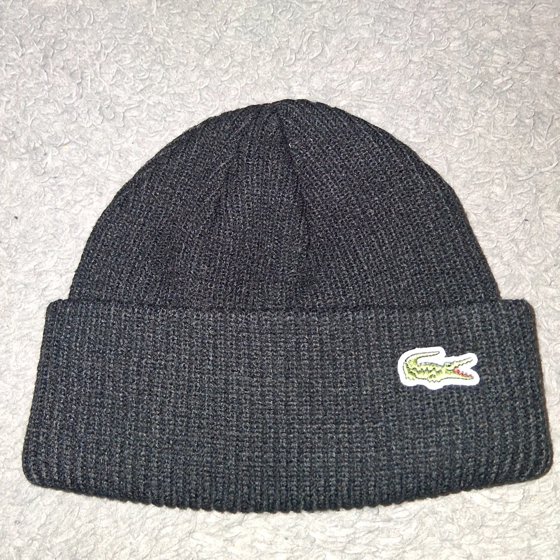 Svart ribbad mössa från Lacoste