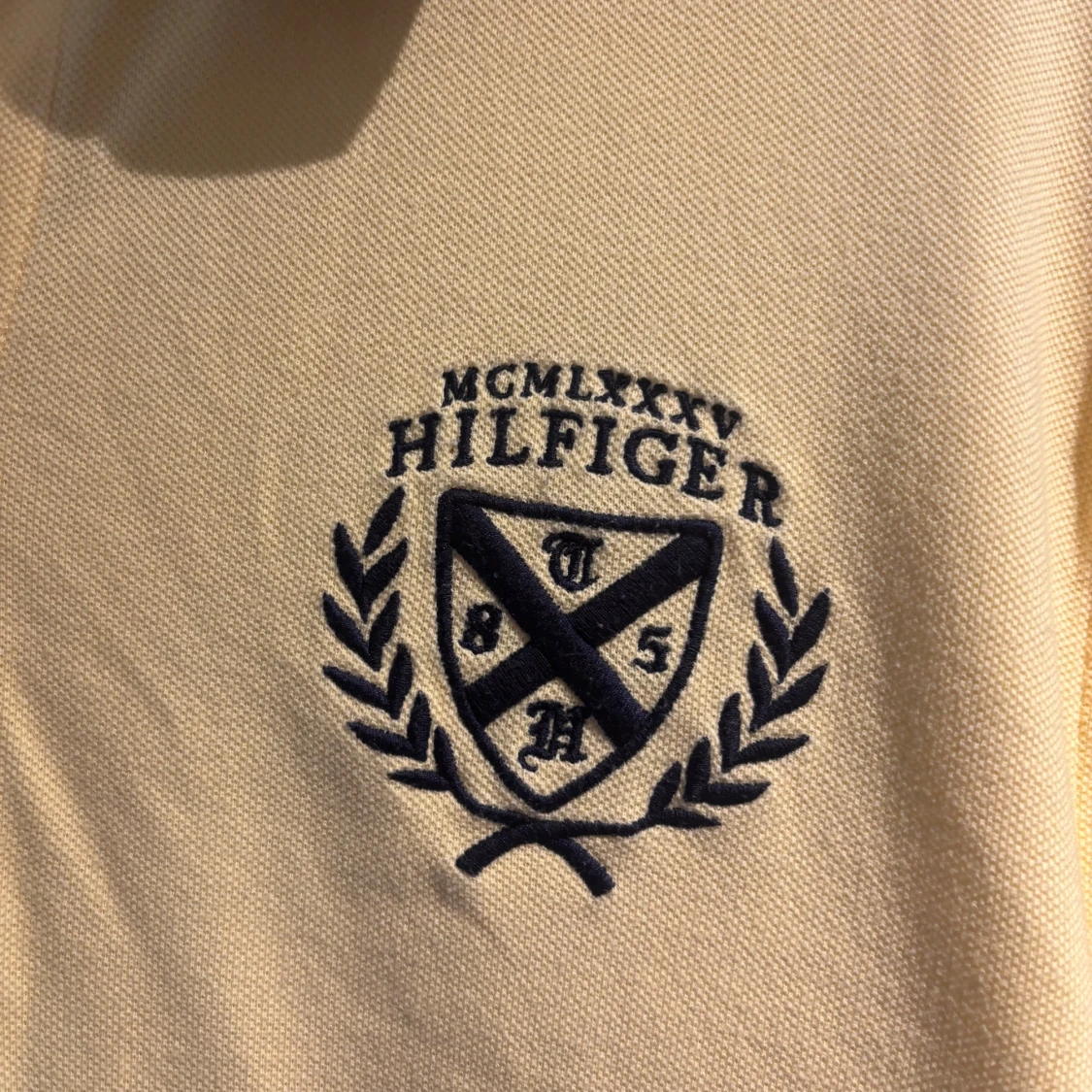 Gul och marinblå Hilfiger piké - 1