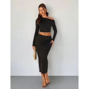 Svart set topp blus tröja kjol långkjol maxikjol klänning höst höstkläder fest party dejt coquette - Svart fint set i lite glansigt/blankt material. Aldrig använt, endast tvättad en gång.