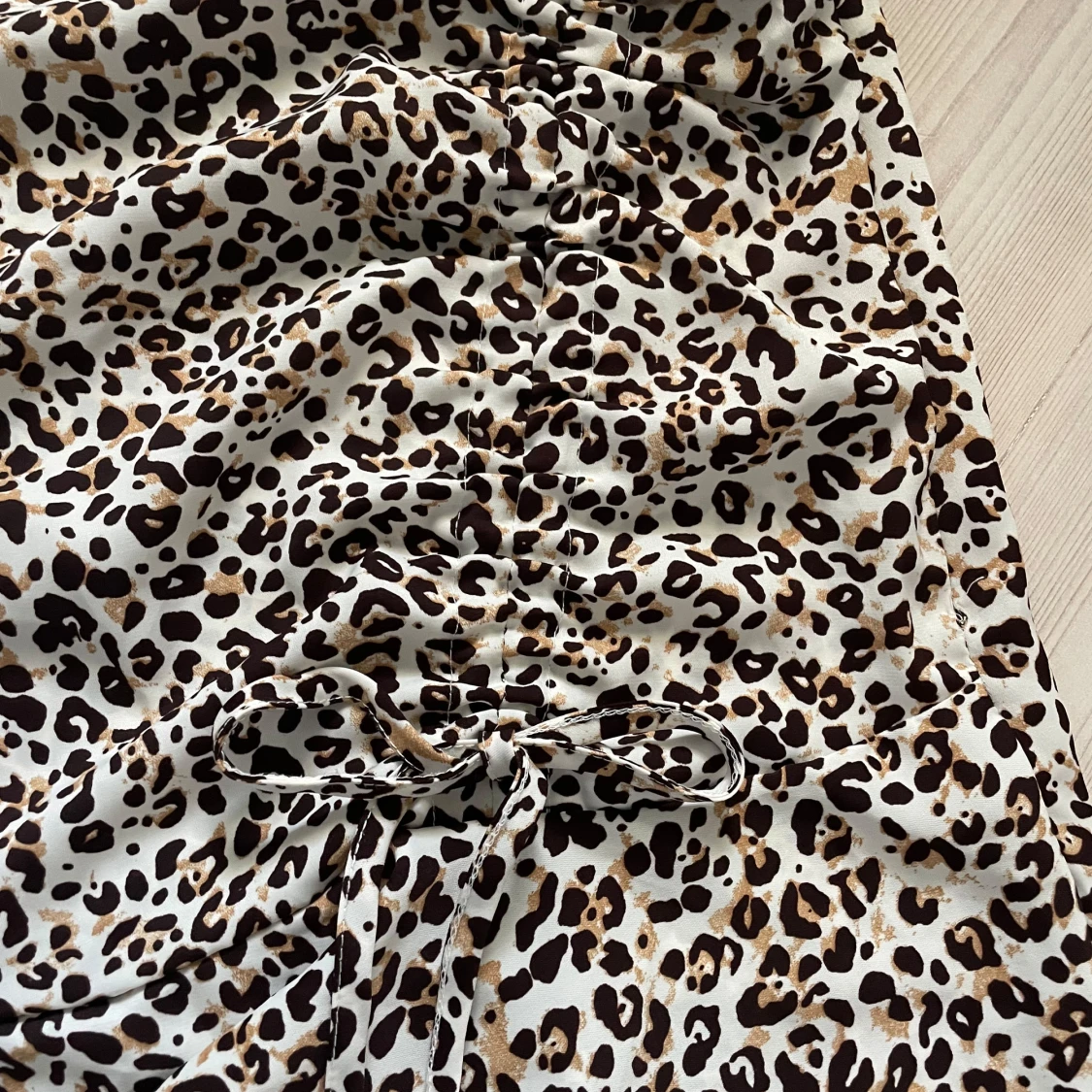 Leopardmönstrad kortkjol med volang - 1