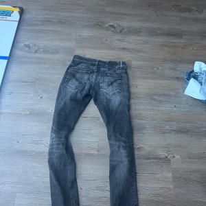 Svarta jeans med slitningar - Säljer ett par svarta dondoup George  jeans med coola slitningar och tvättade detaljer. Storlek 29 . Säljes på grund av att jag växt ur dem. Priset är förhandlings bart 