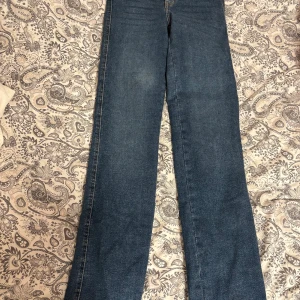 Blå jeans från Dr Denim straight fit - Säljer ett par  blå Low waist jeans från Dr Denim med raka ben. Passade mig jätte bra överlag men då de är raka i modellen så va de lite små för mig just vid smalbenen och därav måste jag tyvärr sälja vidare 🥲😇men de går och göra de till bootcut själv  om man skulle vilja !