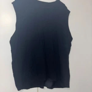 Hihaton 3XL - Miesten musta hihaton paita. Koko 3XL. Kaikai n 58-75cm, pituus n 68cm. Eläintalous MMM, lisätietoja saa kysymällä Katsothan myös muut ilmoitukseni Tarjoa 