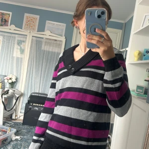 Randig tröja  - Säljer en randig tröja från Isolde i lila, svart och grått. Är lite osäker, därav priset🩷💕Tröjan har vikt, bred v-ringning, så den går använda på föera sätt🩷. Jag köpte den second hand, men har tyvärr inte använt den så mycket💕 Tycker den är supersöt, och sitter lite oversized på mig som har 36!💕💐