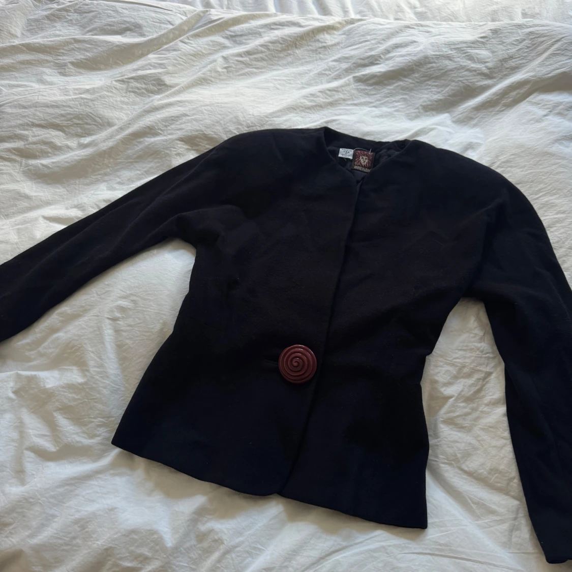 Svart kavaj från Anne Klein med stor knapp