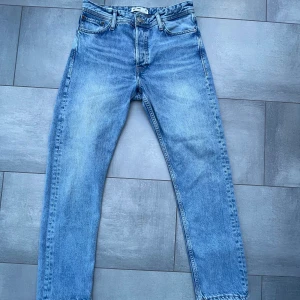 Jack & Jones Loose Chris jeans 29/32 - Säljer ett par ljusblå jeans från Jack & Jones, modell Loose Chris. Jeansen har en loose passform och klassisk femficksdesign. Tillverkade i bomull med snygg tvättad look och raka ben. Perfekta för en avslappnad stil.