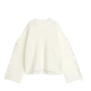 Stickad tröja arket - Super fin tröja ifrån arket med volanger vid ärmarna i mohair material, superfint skick knappt använd, nypris är ca 900 kr, storlek S, skriv vid frågor!!