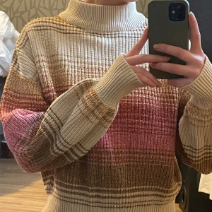 Randig sitckad tröja - Säljer denna superfina stickade tröjan från monki. Perfekt nu till hösten🍁