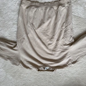 Beige sweatshirt från H&M Essentials - En stilren beige sweatshirt från H&M Essentials No. 5 med relaxed fit. Tröjan har rund halsringning, långa ärmar och mjuk insida. Perfekt för en chill och avslappnad look.